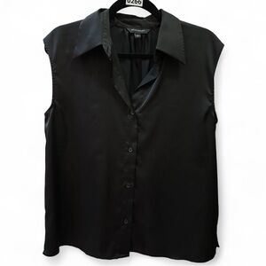 NWOT Banana Republic silky collared solid black button front blouse. Sz. M